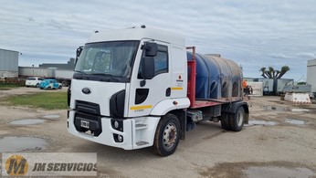 Camiones con tanques diversas capacidades.